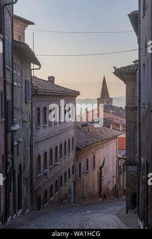 La ville d'Urbino dans les Marches, Italie. Une ville fortifiée dans la région des Marches, Italie Urbino est remarquable pour son architecture Renaissance. Il a bee Banque D'Images