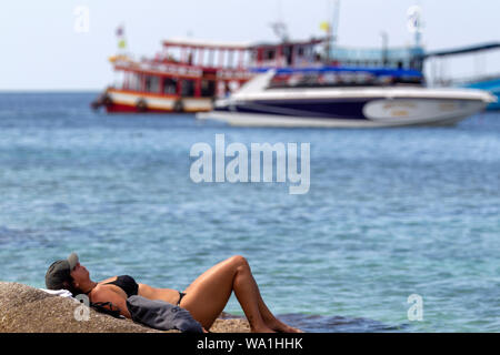 Woman in bikini soleil sur les roches Ko Nang Yuan Thaïlande Banque D'Images