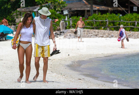 Jeune couple se promener sur la plage Ko Nang Yuan Thaïlande Banque D'Images