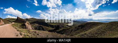 Turquie : paysage sur la route sinueuse de saleté sur le plateau autour du Mont Ararat avec pics rocheux, des collines, des prairies et des fleurs près de Ishak Pasha Palace Banque D'Images