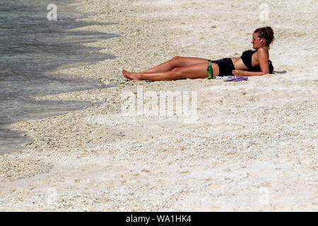 Woman in bikini soleil sur plage Ko Nang Yuan Thaïlande Banque D'Images