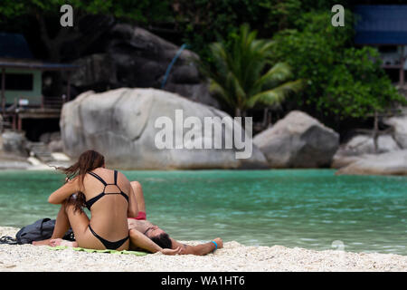 Ko Nang Yuan Thaïlande couple le soleil sur la plage de sable de corail blanc Banque D'Images