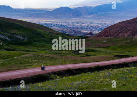 Turquie : l'homme sur une moto sur la route de terre sur le plateau autour du Mont Ararat avec pics rocheux, des collines, des prairies et des fleurs près de Ishak Pasha Palace Banque D'Images