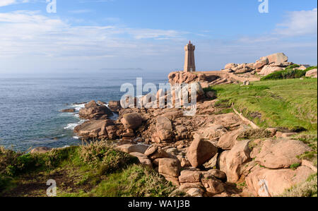 Le phare de Ploumanac'h (officiellement la moyenne Ruz lighthouse) est un phare actif dans les Côtes-d'Armor, France, situé à Perros-Guirec. Banque D'Images