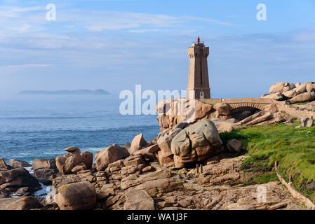 Le phare de Ploumanac'h (officiellement la moyenne Ruz lighthouse) est un phare actif dans les Côtes-d'Armor, France, situé à Perros-Guirec. Banque D'Images