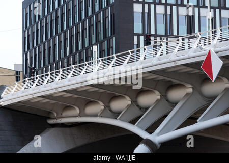 Pont Kronprinzen à Berlin, Allemagne, conçue par Santiago Calatrava. Banque D'Images