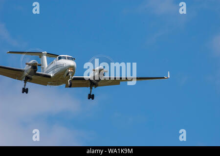 Prop avion à l'atterrissage à l'aéroport de Lexington de Lexington Kentucky Bluegrass (USA) Banque D'Images