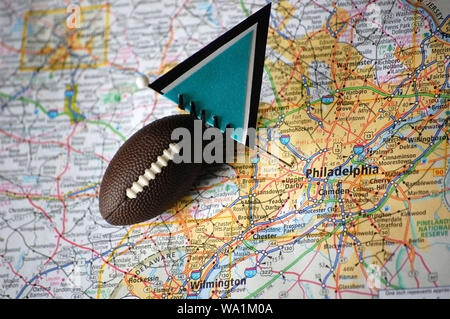 Plan Macro sur un drapeau et le football est inscrite à Philadelphie, Pennsylvanie, en une carte. Banque D'Images