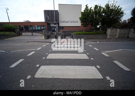 Un passage piéton en dehors de Cotham School, Bristol, Royaume-Uni Banque D'Images