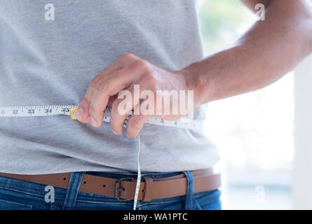 Man measuring waist. Banque D'Images