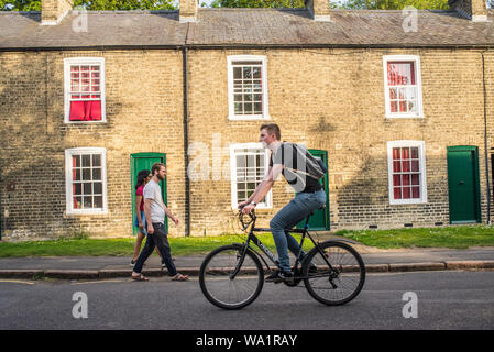 Cambridge, UK - Juin 2019 : Jeune homme vélo cycliste étudiant en face de concessions traditionnelles maisons victoriennes à Cambridge, Royaume-Uni. Banque D'Images