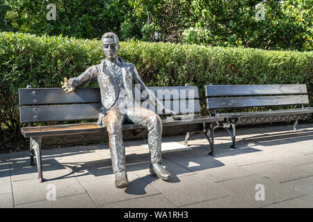 Varsovie, Pologne - Août 2019 : statue dans le jardin de la bibliothèque de l'Université de Varsovie Banque D'Images