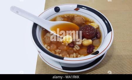 Dessert sucré, l'eau froide taothueng longan, sorte de menu dessert chinois chinois, dessert de sirop avait de nombreux types de fruits même le sirop était venaient de l Banque D'Images