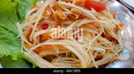 Salade de papaye verte épicée. nourriture thaïe, de nourriture de régime de santé. Banque D'Images