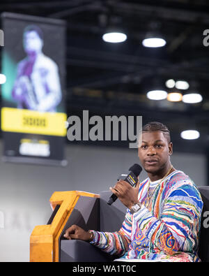 John Boyega interviewé sur le Star Wars voir le spectacle de la guerre des étoiles le 12 avril 2019 à la célébration de la guerre des étoiles à Chicago Banque D'Images