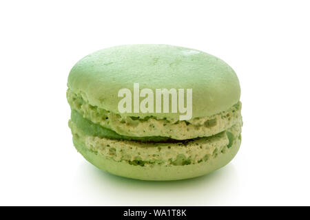 Aux couleurs de macarons frais, doux et coloré macarons français isolé sur fond blanc avec chemin de détourage. Banque D'Images