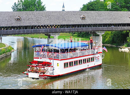 Belle bavaroise sur bateau de croisière touristique rivière Cass au pont couvert de Frankenmuth. Banque D'Images