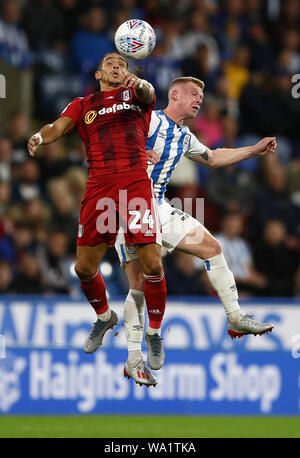 Fulham Anthony Knockaert (à gauche) et Huddersfield Town's Lewis O'Brien bataille pour le ballon pendant le match de championnat Sky Bet à la John Smith's Stadium, Huddersfield. Banque D'Images