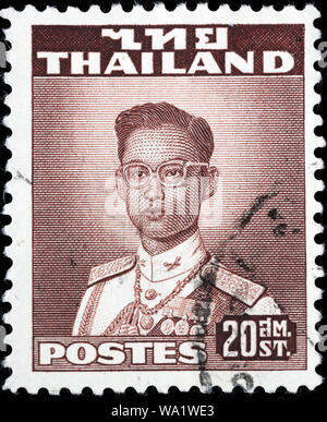 Bhumibol Adulyadej, le Roi Bhumibol le Grand, Rama IX (1927-2016), Roi de Thaïlande, timbre-poste, Thaïlande, 1951 Banque D'Images