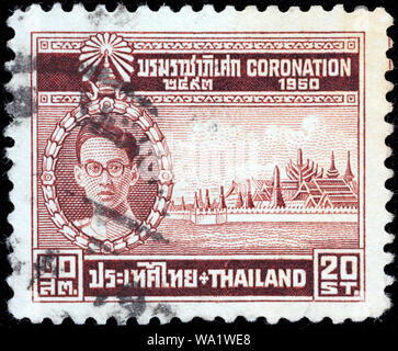 Bhumibol Adulyadej, le Roi Bhumibol le Grand, Rama IX (1927-2016), Roi de Thaïlande, Palace, timbre-poste, Thaïlande, 1950 Banque D'Images