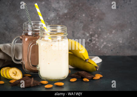 Banane et chocolat lait frappé dans les pots. Banque D'Images