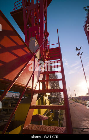 Grue à portique d'une échelle Banque D'Images