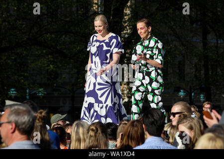 Le Président et chef de Marimekko Tiina Alahuhta-Kasko Veitola avec médias personne Maria sur podium à Marimekko fashion show de parc Esplanadi, Helsinki Banque D'Images