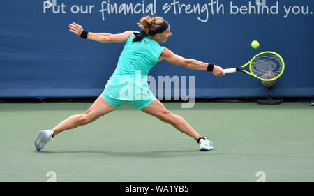 Svetlana Kuznetsova joue Karolina Pliskova (CZE) à l'Ouest et le Sud de l'ouvrir en cours de lecture le 16 août 2019 au Lindner Family Tennis Center à Mason, en Ohio. © Ã' Tennisclix/Billman Leslie Banque D'Images