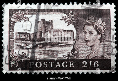 Carrickfergus Castle, dans le comté d'Antrim, Irlande du Nord, la reine Elizabeth II, série Wilding, timbre-poste, UK, 1959 Banque D'Images