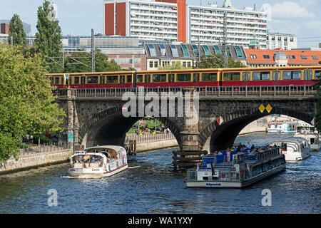 Les bateaux d'excursion en passant sous le pont de Stadtbahn sur la rivière Spree, Berlin, Allemagne Banque D'Images