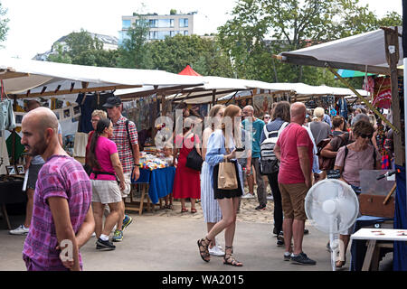 Dimanche les foules au marché Le Mauerpark, Berlin, Allemagne Banque D'Images