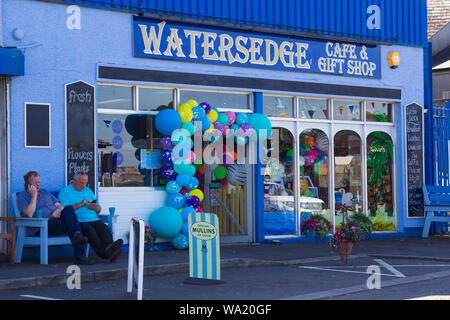 8 Août 2019 Un petit magasin général avec des biens affichés à l'extérieur donnant sur le port de Douarnenez dans le comté de Down en Irlande du Nord pendant le village Banque D'Images