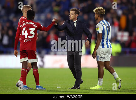 Fulham manager Scott Parker (au centre) célèbre sa victoire avec Steven Sessegnon (à gauche) après le coup de sifflet final lors de la Sky Bet Championship match à la John Smith's Stadium, Huddersfield. Banque D'Images