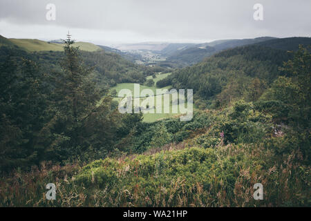 En regardant la vallée vers Aberystwyth, de la forêt de Bwlch Nant yr Arian, Ponterwyd, Ceredigion, Pays de Galles. Photographié lors d'une journée de la pluie. Banque D'Images