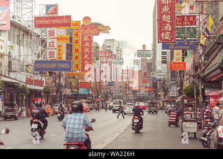 Bangkok, Thaïlande : la rue principale de Chinatown, Yaowarat Road dans la soirée, avec ses grandes enseignes, écrite en Chinois. Banque D'Images