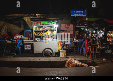 Phnom Penh, Cambodge - Le 12 janvier 2019 : un panier de fruits pour boissons à une rue du centre-ville de nuit (Preah Ang Fra Street). Banque D'Images