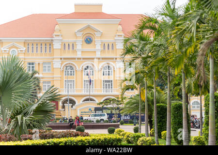 Phnom Penh, Cambodge : ministère des Postes et Télécommunications, un nouveau bâtiment conçu dans un style qui rappelle l'architecture coloniale française. Banque D'Images