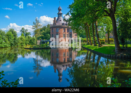 Reflet de l'château Ooidonk un jour d'été situé dans la région de la rivière de la Lys près de Gent (Gand), Belgique. Banque D'Images