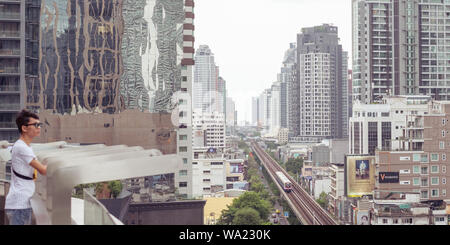 Bangkok : un panorama de la downtown de Thon buri District avec Sukhumvit Road et BTS Phrom Phong de ligne par Thong Lo à bless Residence Bangkok. Banque D'Images