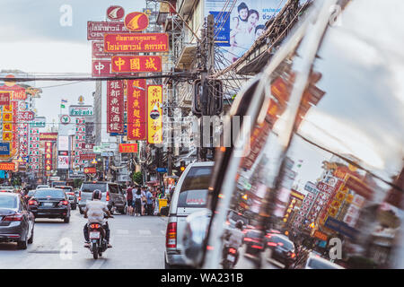 Bangkok, Thaïlande : Yaowarat Road avec des panneaux colorés écrite en chinois et le reflet dans la fenêtre d'une voiture Banque D'Images