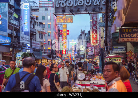 Bangkok, Thaïlande - 2 juin 2019 : une foule diversifiée promenades le long Yaowarat Road, avec ses enseignes chinoises et thaïlandaises dans la soirée. Banque D'Images