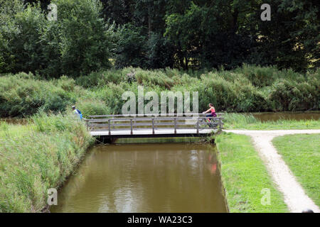 Holländische Landschaft mit typisch Radweg und Kanal, Sluis, Zélande, Pays-Bas Banque D'Images