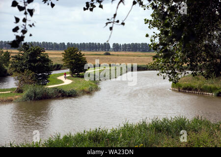 Holländische Landschaft mit typisch Radweg und Kanal, Sluis, Zélande, Pays-Bas Banque D'Images