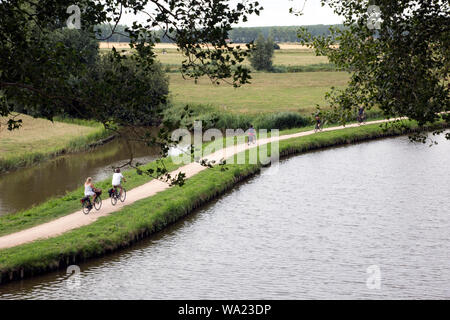 Holländische Landschaft mit typisch Radweg und Kanal, Sluis, Zélande, Pays-Bas Banque D'Images