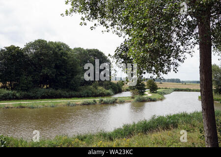 Holländische Landschaft mit typisch Radweg und Kanal, Sluis, Zélande, Pays-Bas Banque D'Images