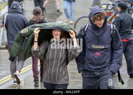 Londres, Royaume-Uni. 16 Sep, 2018. Une femme sur elle-même sous une veste de couleur verte sur un jour venteux et pluvieux à Londres. Crédit : Steve Taylor/SOPA Images/ZUMA/Alamy Fil Live News Banque D'Images