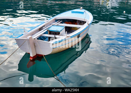 Bateau de pêche traditionnel dans le port. Supetar, île de Brac, Croatie. Banque D'Images