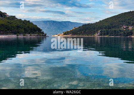 Une plage tranquille en Croatie. Pucisca, une vue de la partie continentale de la Croatie Banque D'Images