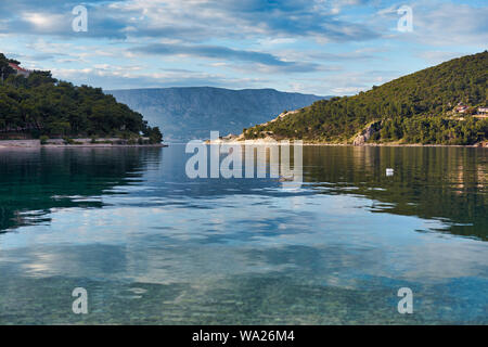 Une plage tranquille en Croatie. Pucisca, une vue de la partie continentale de la Croatie Banque D'Images