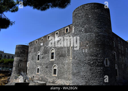 Vue de côté de la brique gris château médiéval Castello Ursino (Castello Svevo) à Catane avec le fond de ciel bleu Banque D'Images